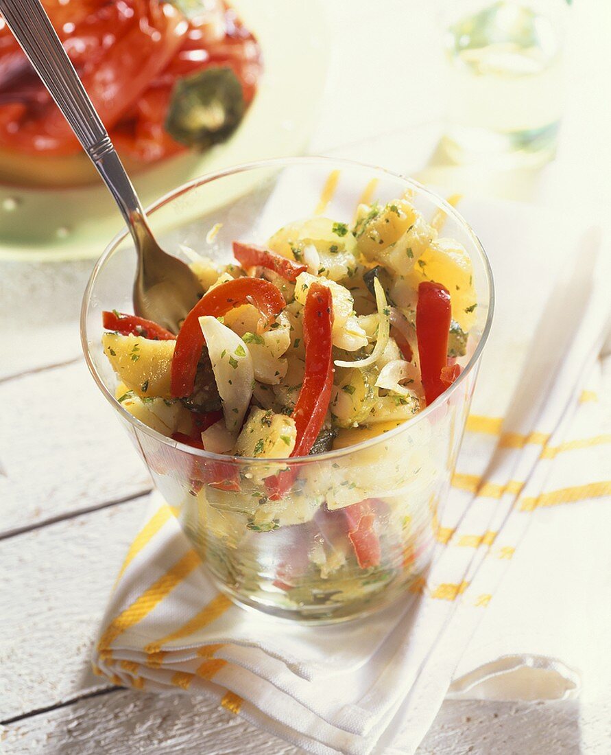 Kartoffelsalat mit Paprika, Essiggurke und Kräuterdressing