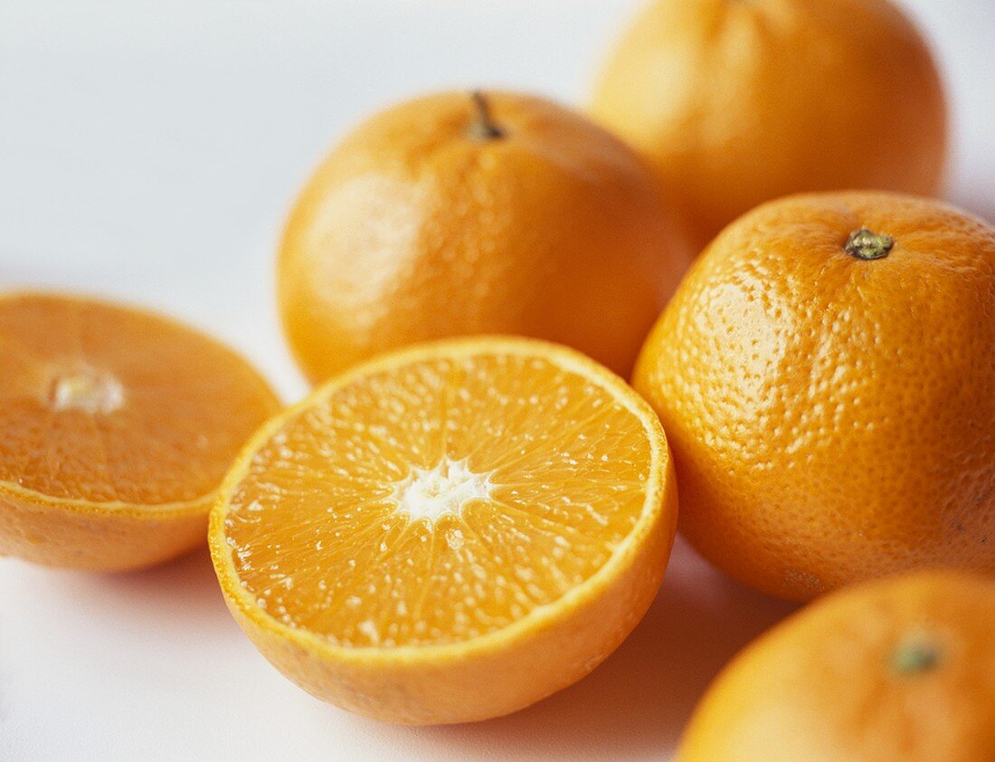 Orangen und Orangenhälften
