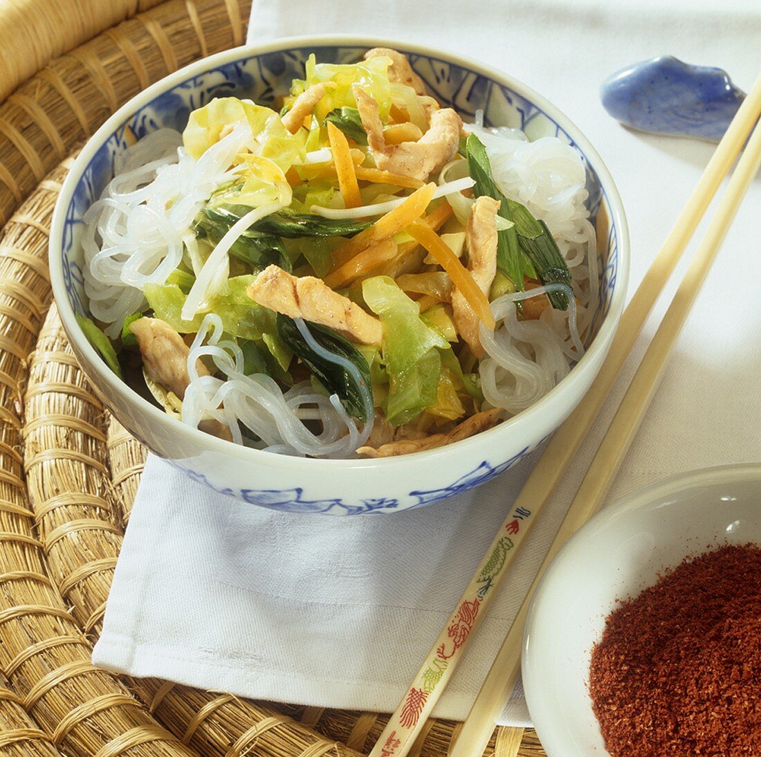 Asiatische Gemüse-Hähnchen-Pfanne mit Reisnudeln