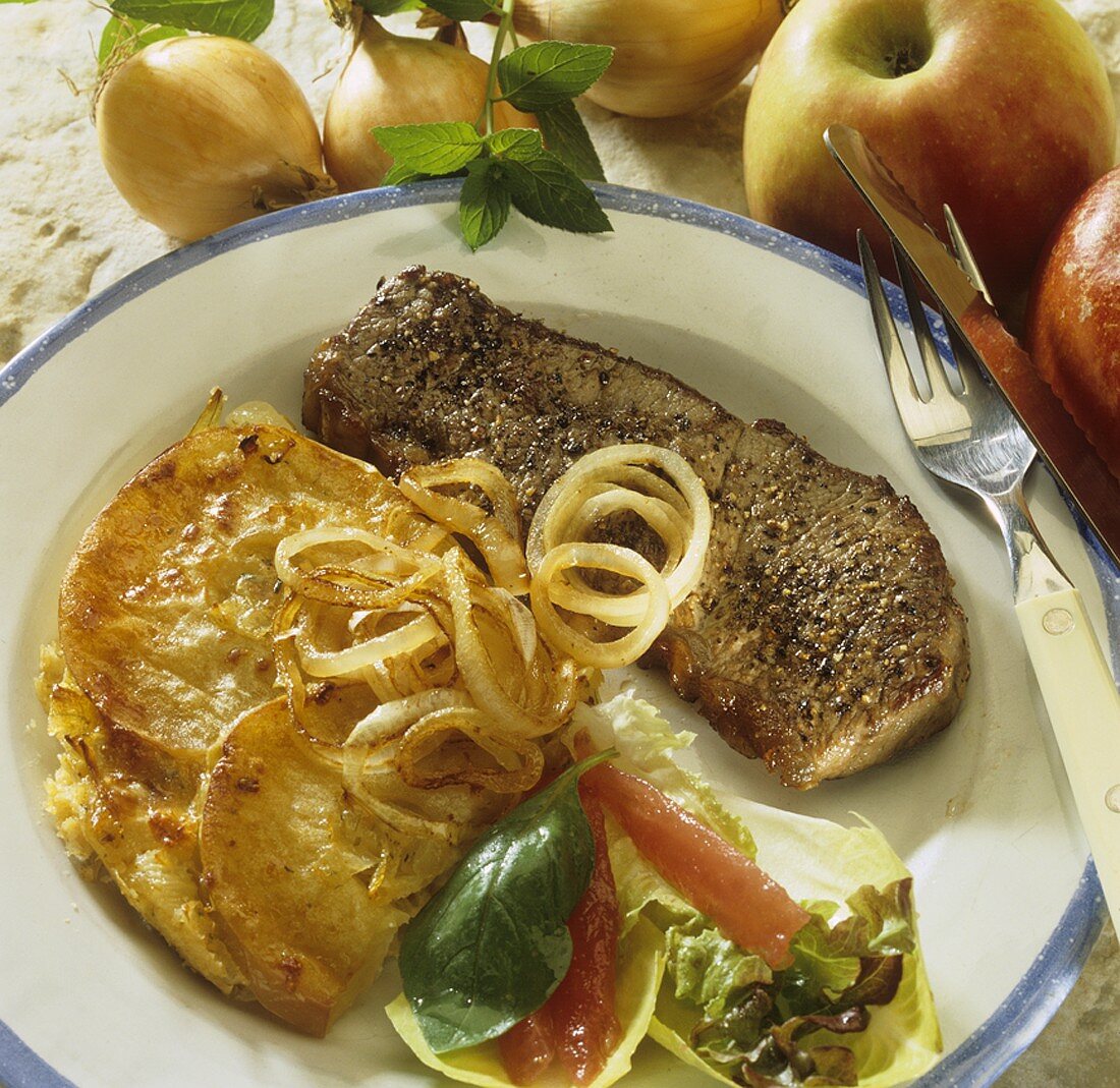 Rumpsteak mit Zwiebel-Apfel-Gratin