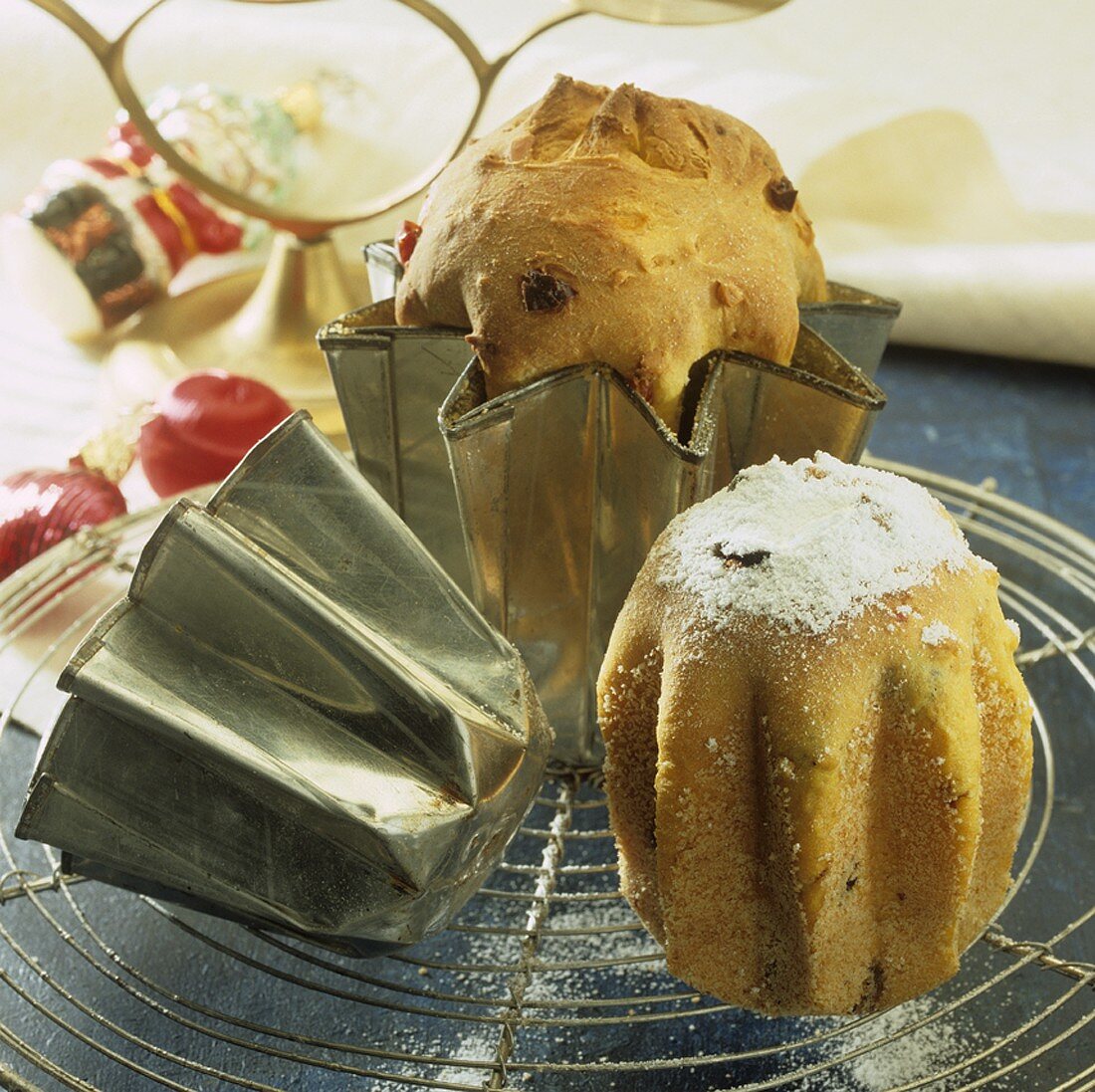 Zwei kleine, weihnachtliche Panettone (Hefeteiggebäck)