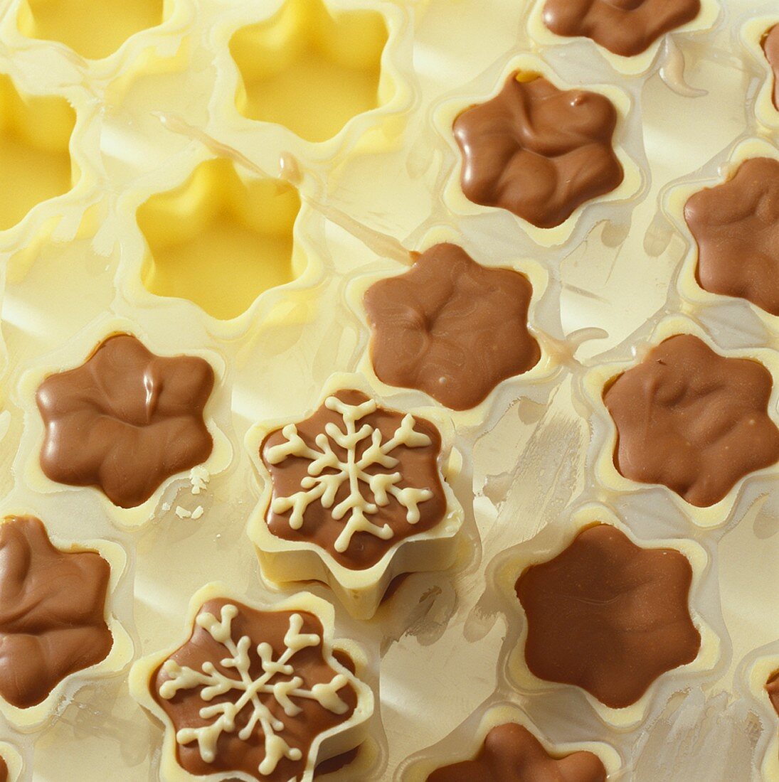 Selbst gemachtes Konfekt: Weiß-braune Schokoladensterne