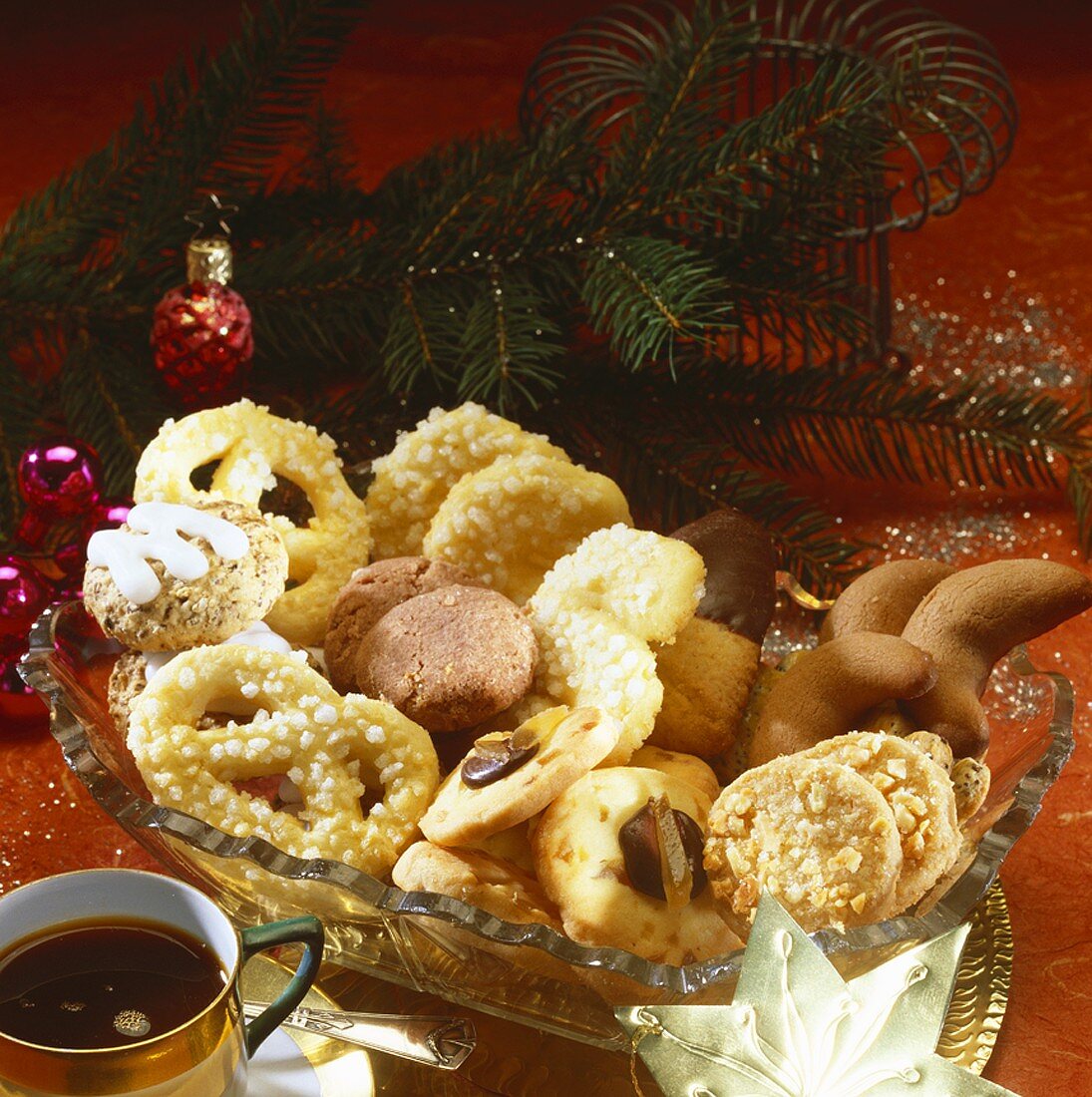 Weihnachtsplätzchen und Kekse in einer Kristallschale