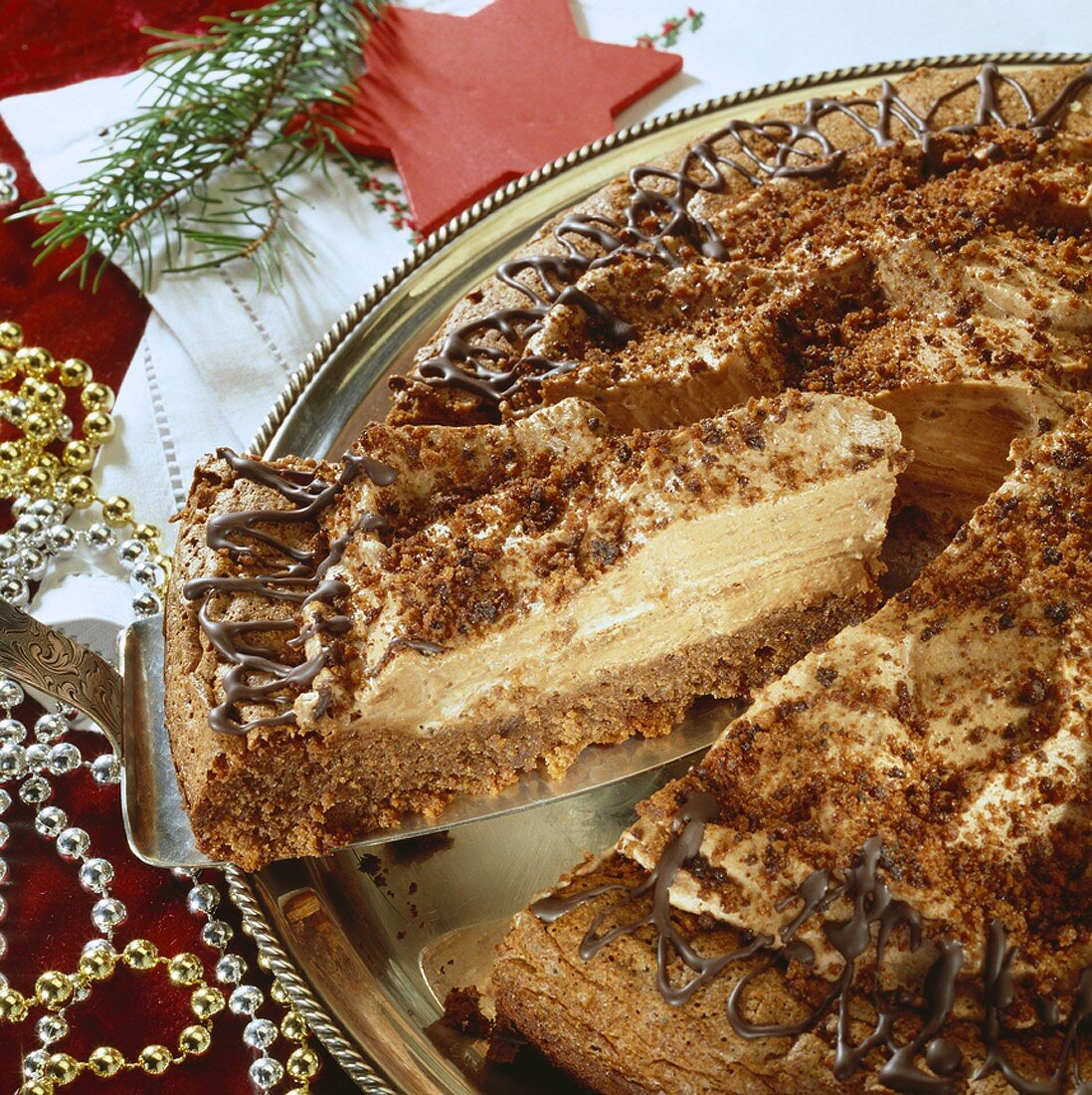 Schokomousse-Torte, angeschnitten