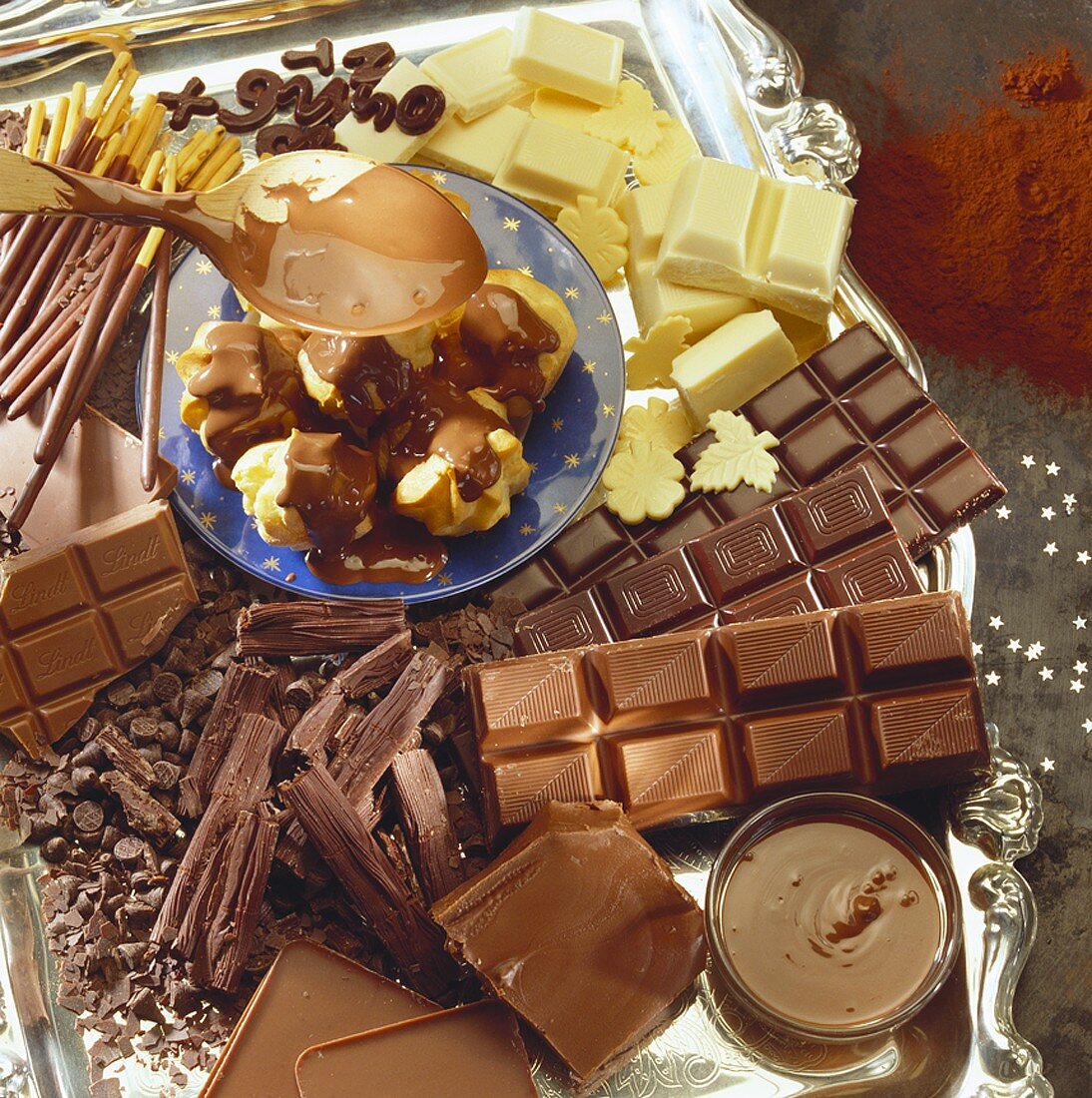 Stillleben mit verschiedener Schokolade und Profiteroles