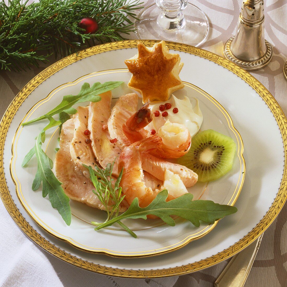 Salad of marinated salmon, prawns and kiwi fruit