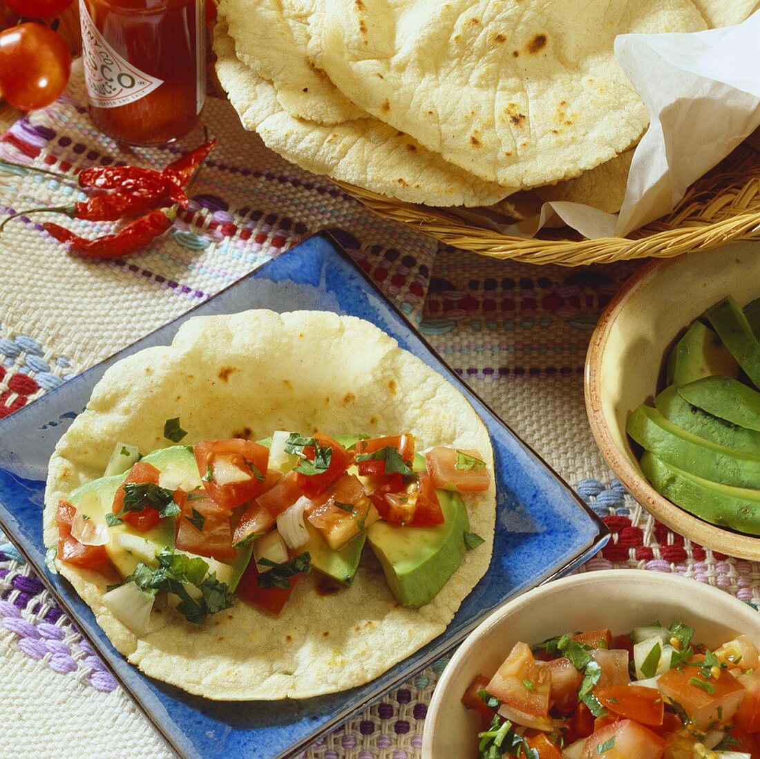 Tortilla mit Avocado-Tomaten-Füllung