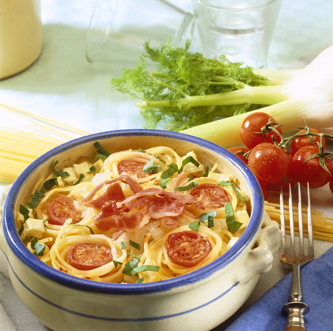 Pasta and fennel bake with tomatoes and bacon