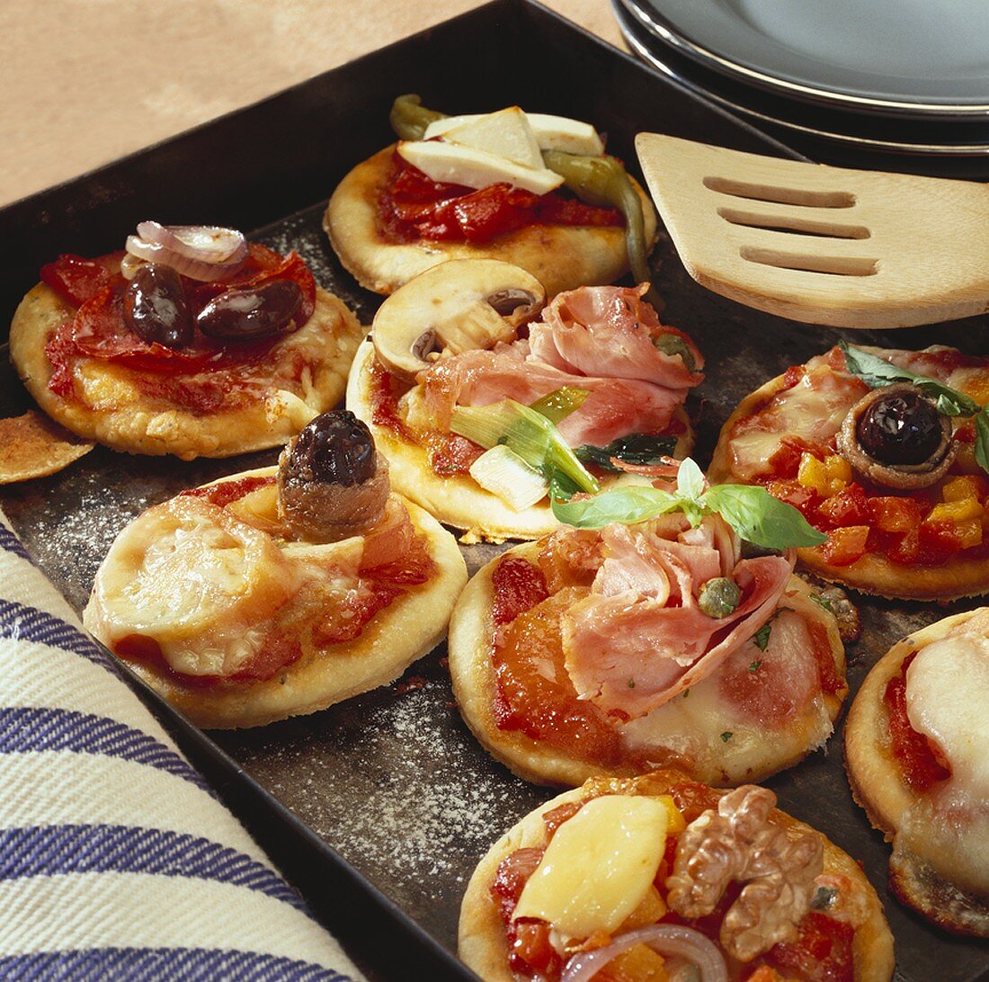 Mini-Pizzen auf einem Backblech