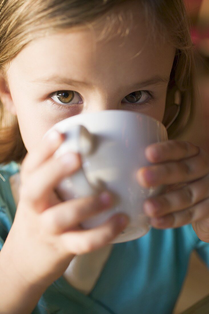 Junges Mädchen trinkt eine Tasse heiße Schokolade