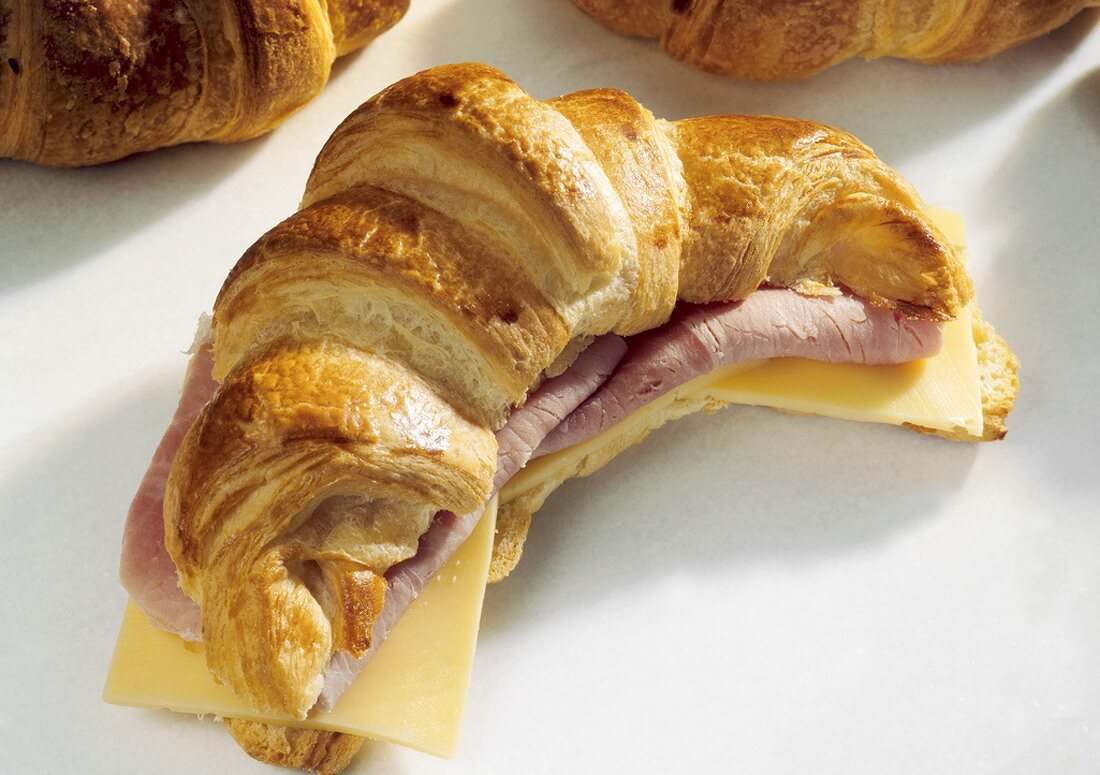 Croissant gefüllt mit Schinken und Käse