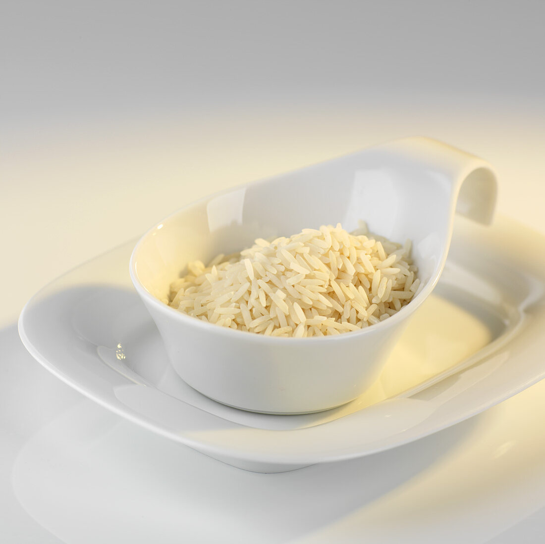 Portion roher (ungekochter) Reis in einem Schälchen