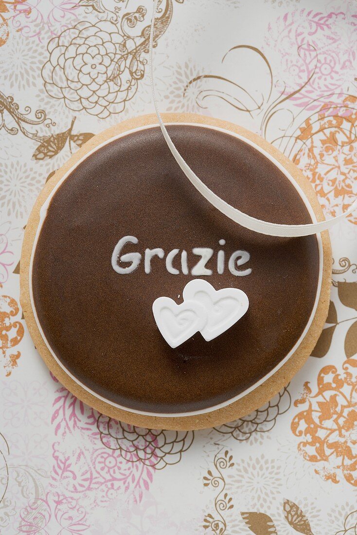 Ein Schokokeks mit Aufschrift 'Grazie' (Close-Up)