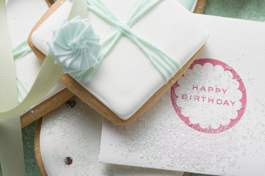 Kekse als Geschenk verziert & Geburtstagskarte (Close-Up)