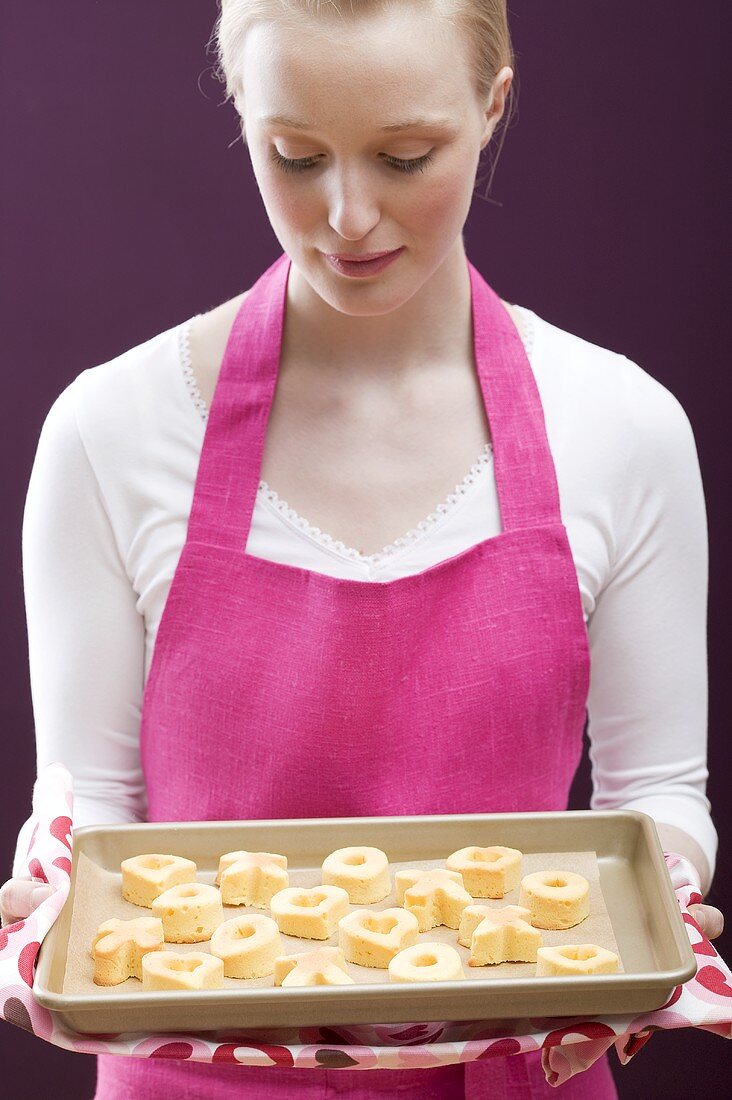Junge Frau mit frisch gebackenen Keksen