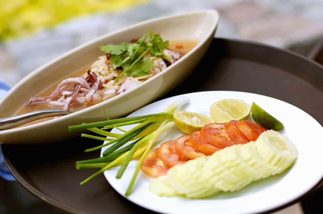 Tintenfischgericht mit Gemüsebeilage (Thailand)