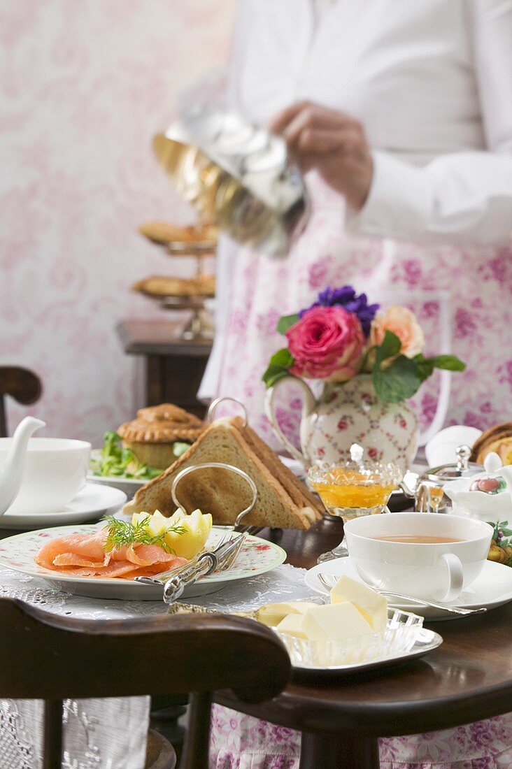 Räucherlachs und Toastecken auf festlich gedecktem Tisch