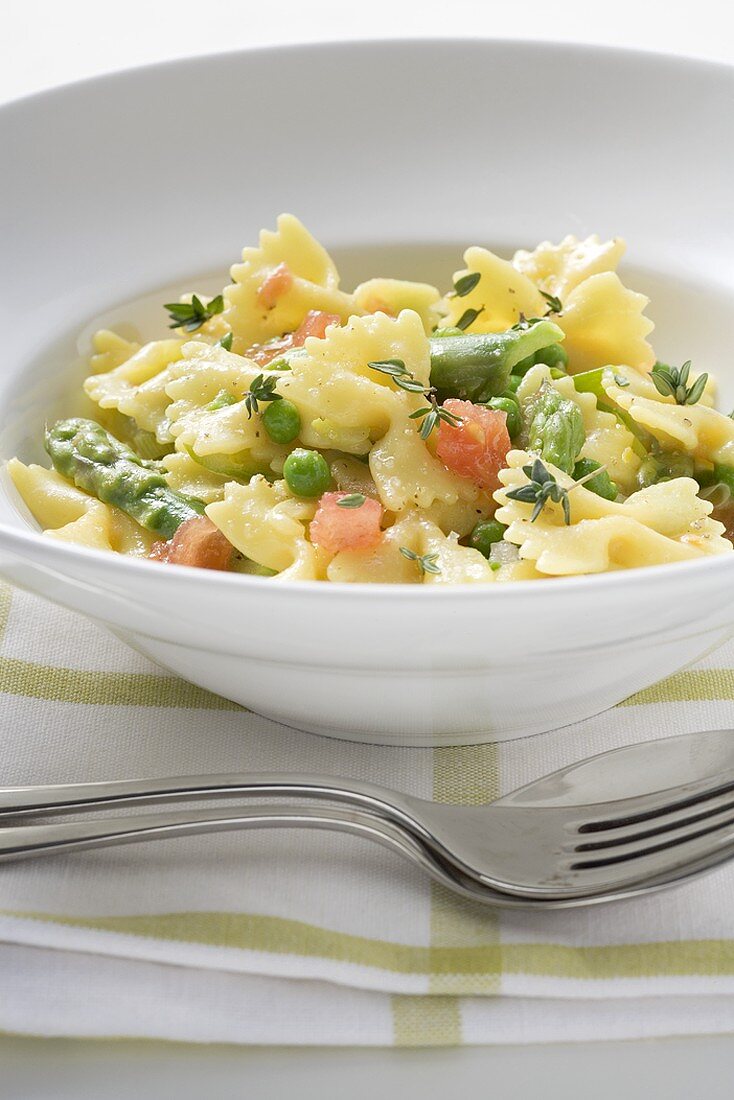 Farfalle mit grünem Spargel, Erbsen und Tomatenwürfeln