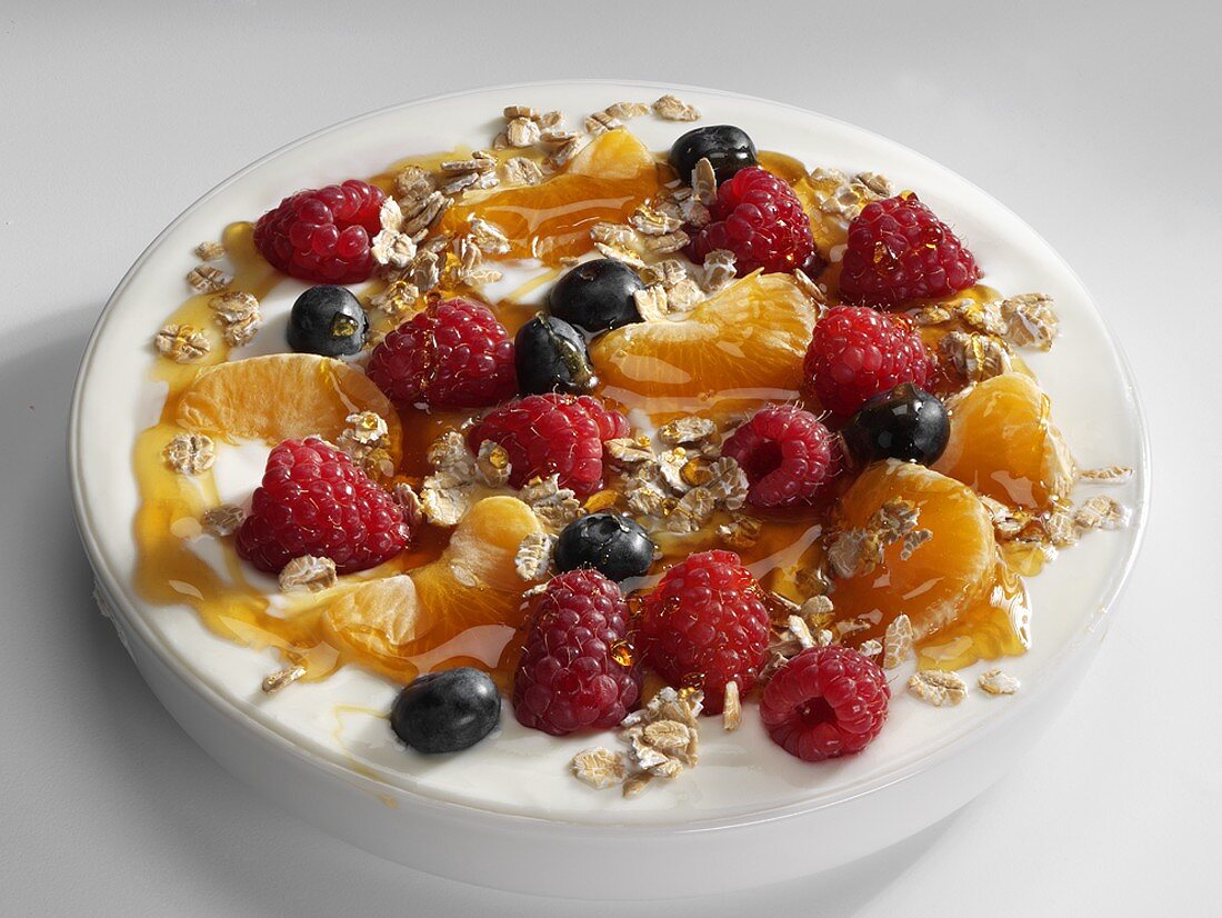 Yoghurt with berries, rolled oats and honey