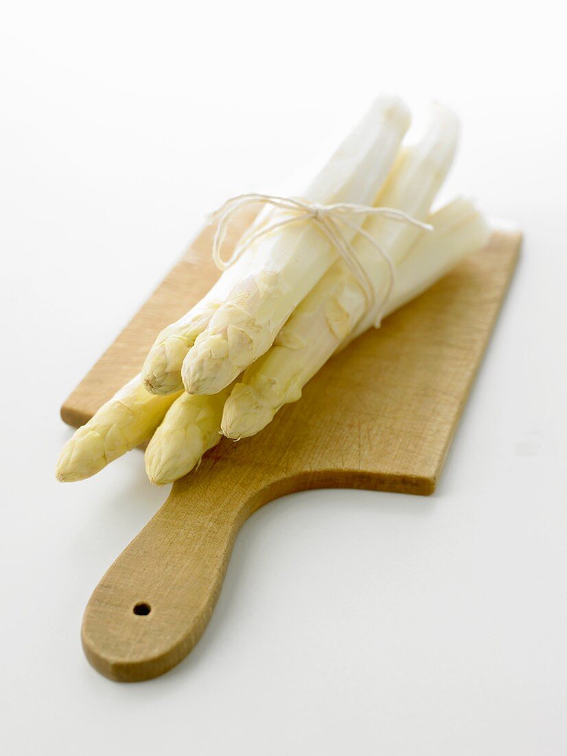 White asparagus on chopping board