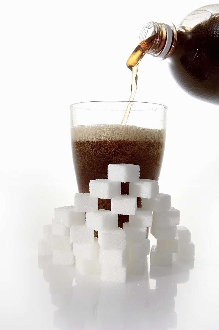 Cola & Würfelzucker (Symbolbild für den hohen Zuckergehalt)