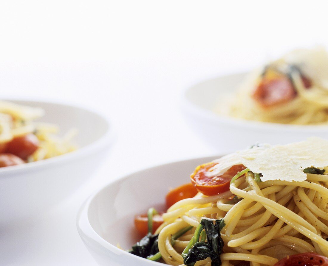 Spaghetti mit Spinat, Cocktailtomaten und gehobeltem Parmesan