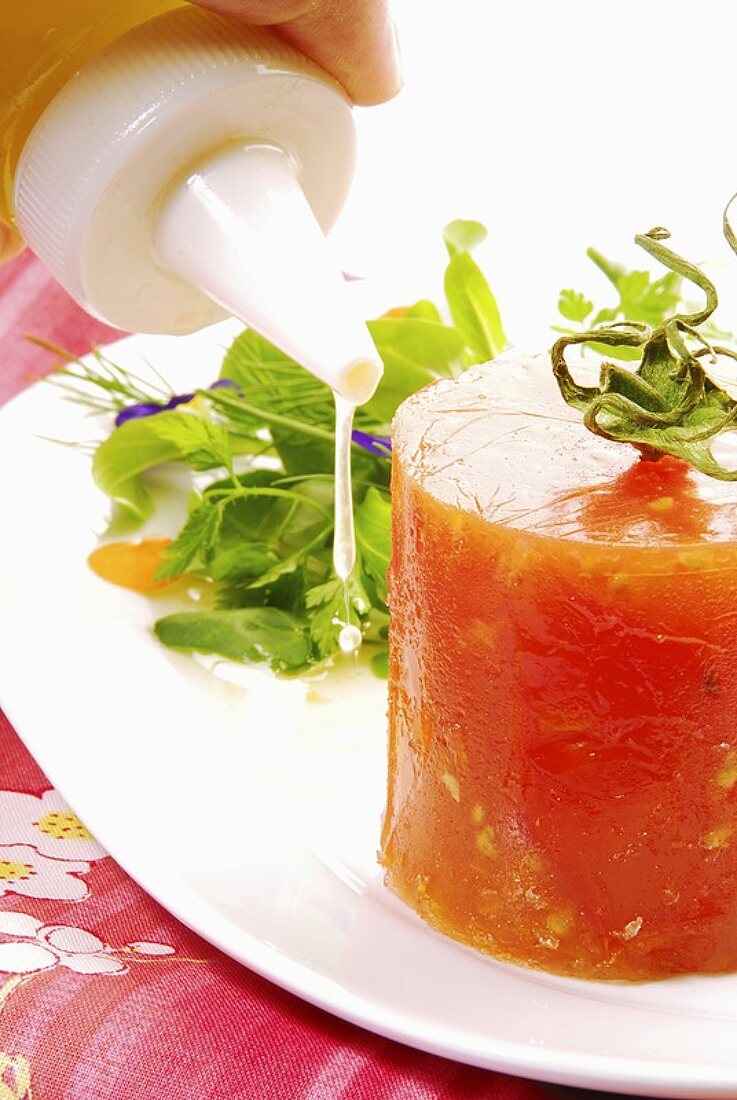 Tomatenparfait mit Salat und Dressing