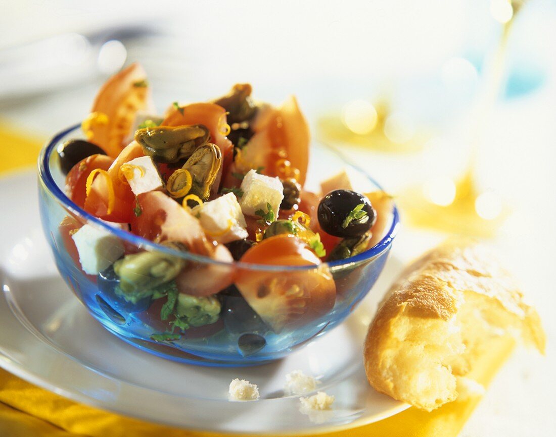 Tomatensalat mit Muscheln, Feta und Oliven