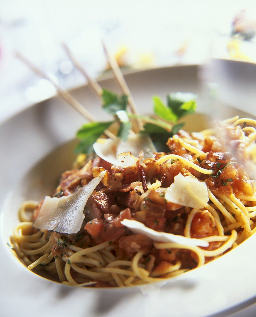 Spaghetti mit Tomaten, Bacon und Parmesan