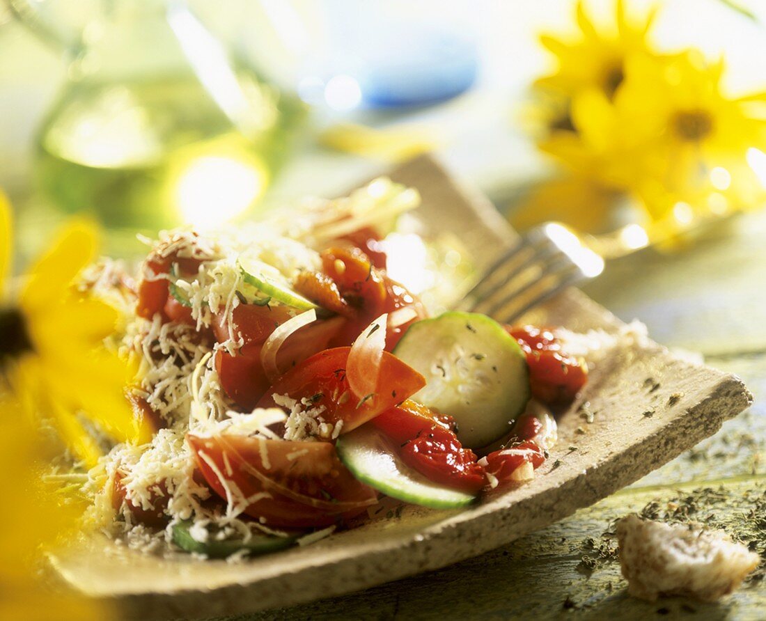 Tomaten-Gurken-Salat mit Tomatensauce und geriebenem Käse