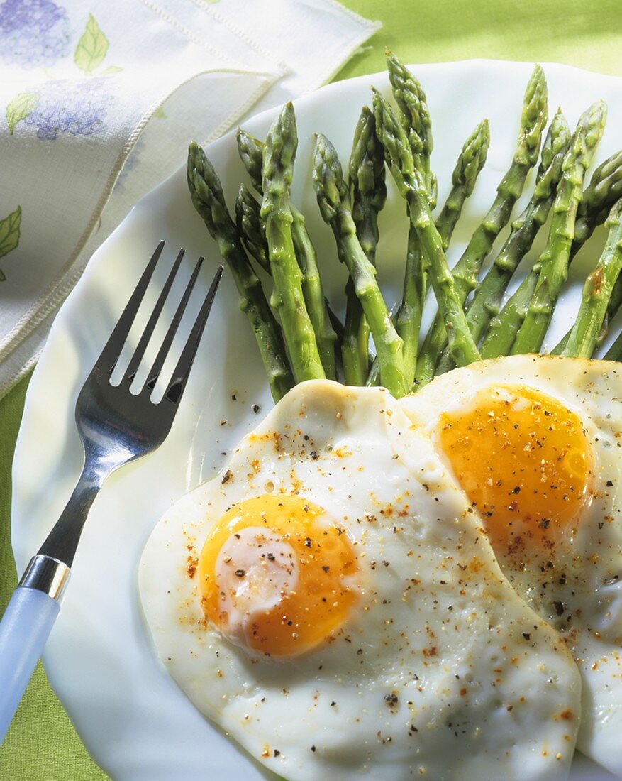 Fried eggs with green asparagus