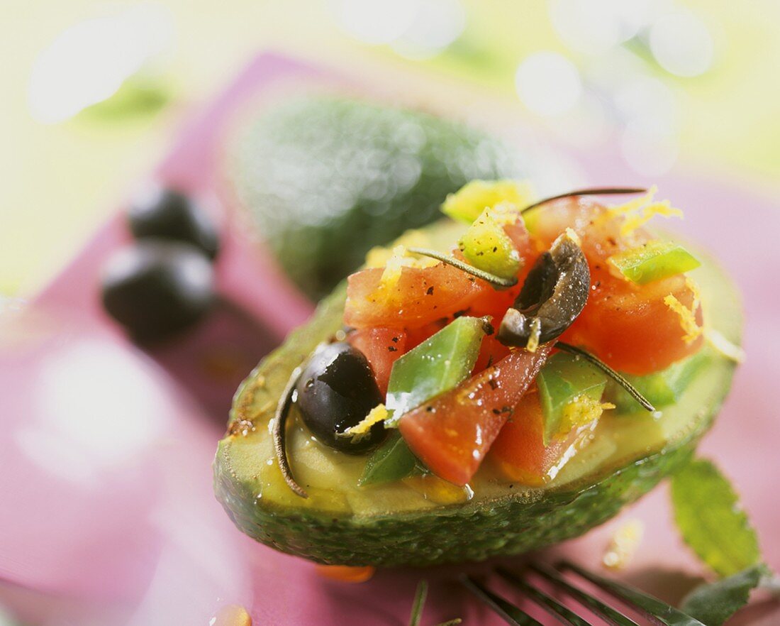 Avocado gefüllt mit Tomaten-Paprika-Oliven-Salat