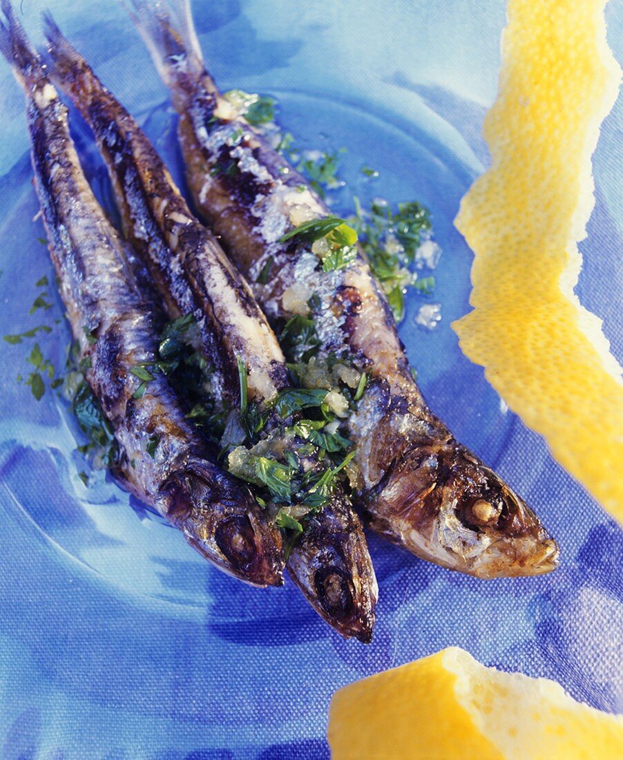 Gegrillte Sardinen mit Kräutern und Knoblauch