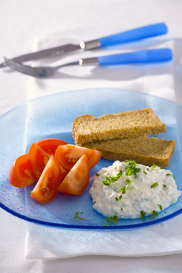 Diät-Frühstück mit Vollkornbrot, Kräuterquark und Tomaten