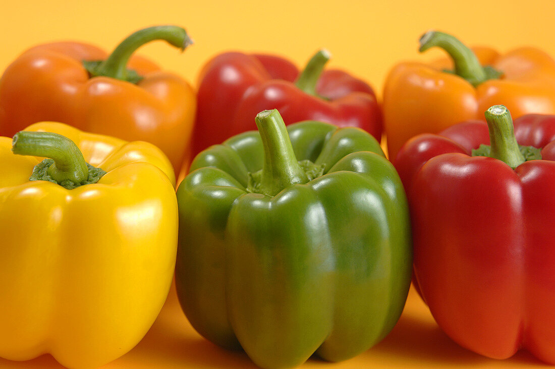 Six peppers of various colours