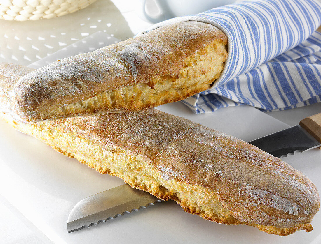 Zwei Dinkelbaguettes