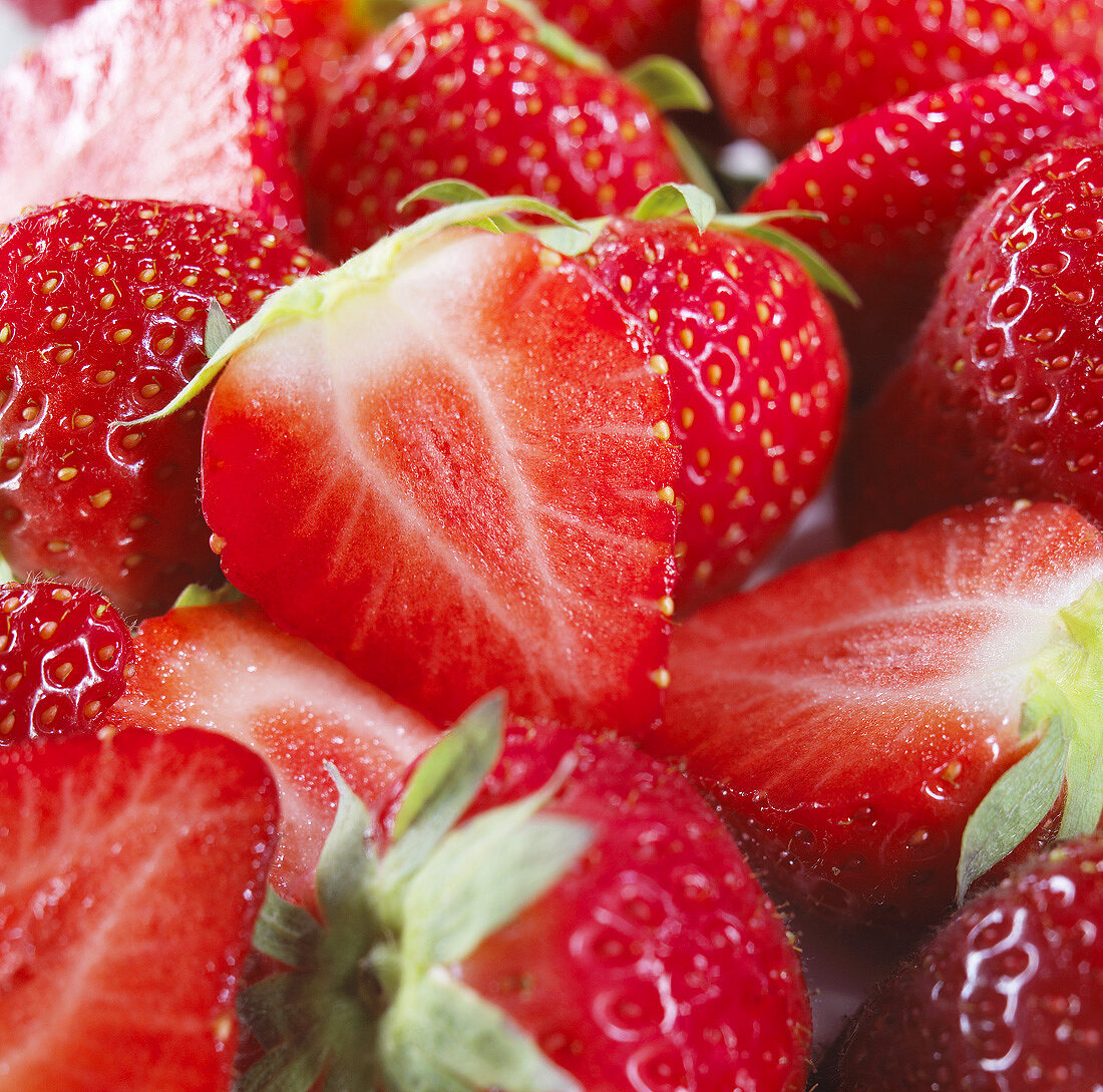 Halved strawberries (close-up)