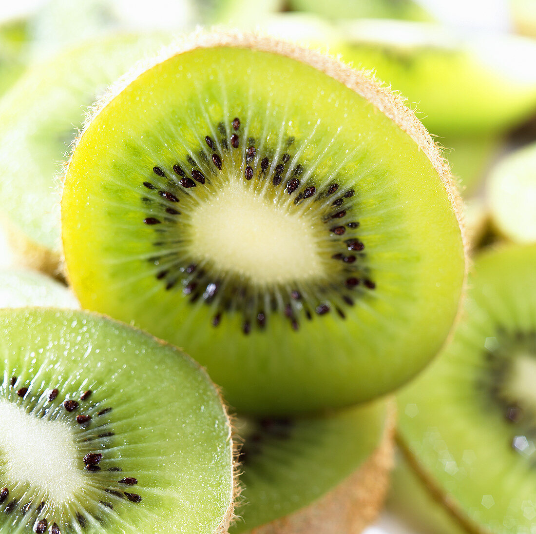 Halved kiwi fruits (close-up)