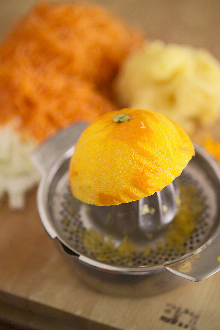Orangenhälfte auf einer Zitruspresse