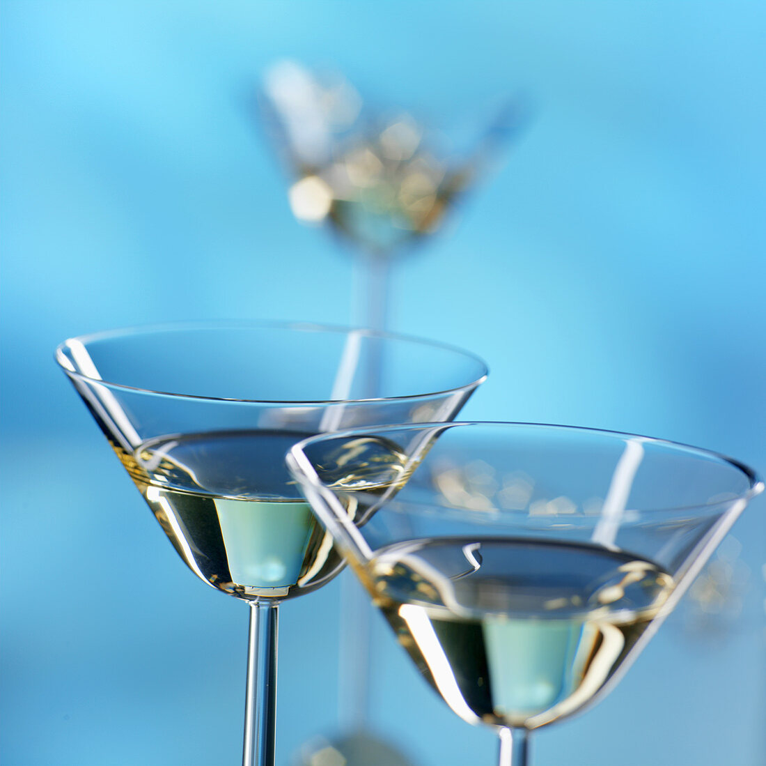 Martini in blauem Licht