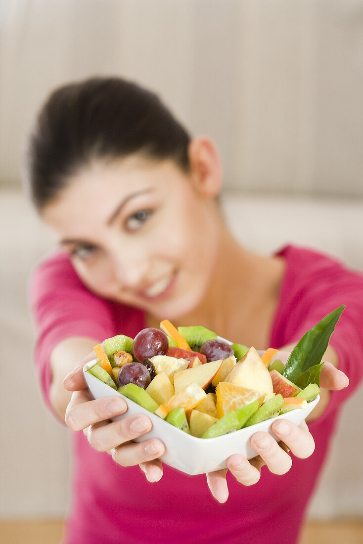 Junge Frau mit Obstsalat