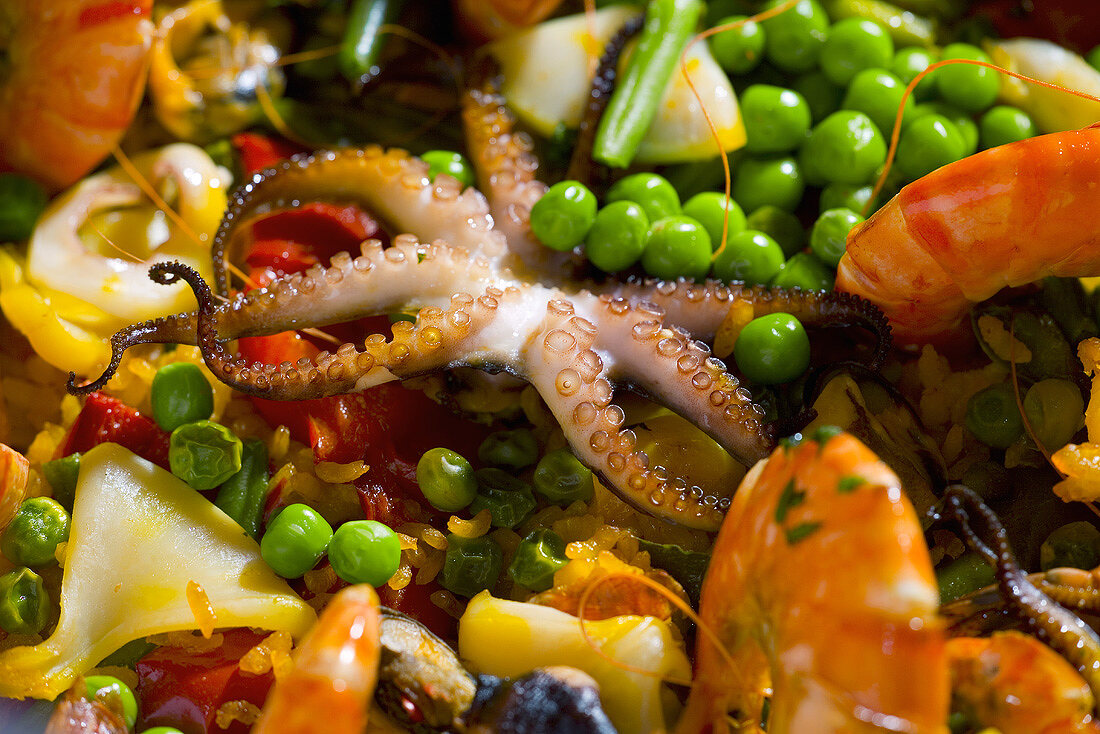 Paella mit Garnelen, Erbsen und Oktopus (Bidlfüllend)