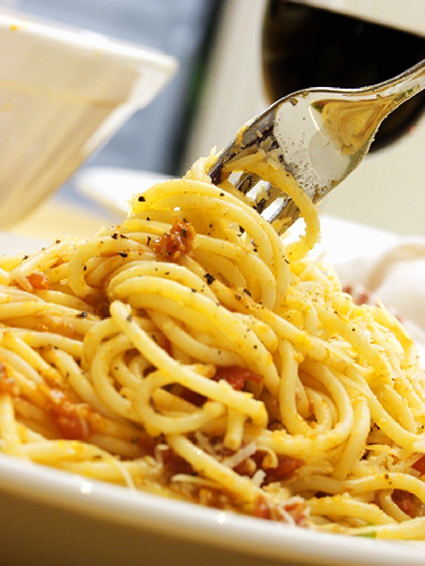 Spaghetti Bolognese auf Teller mit Gabel