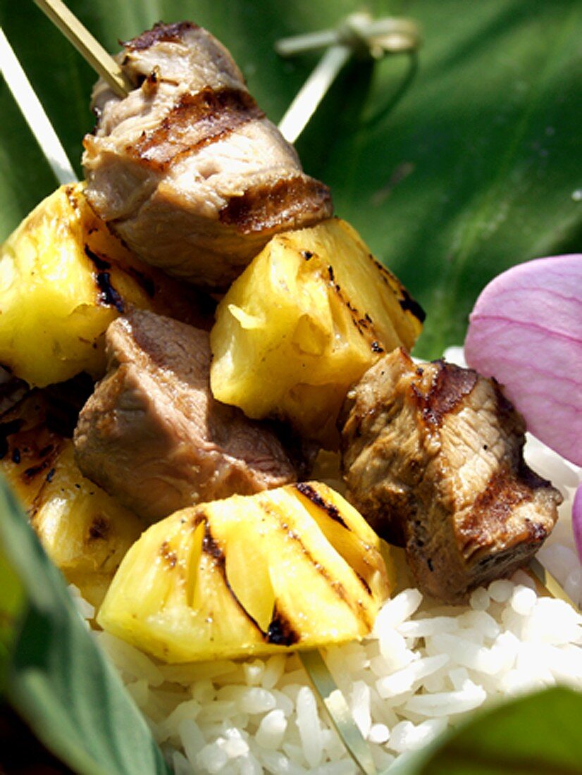 Gegrillte Lammspiesse mit Ananas auf Reis