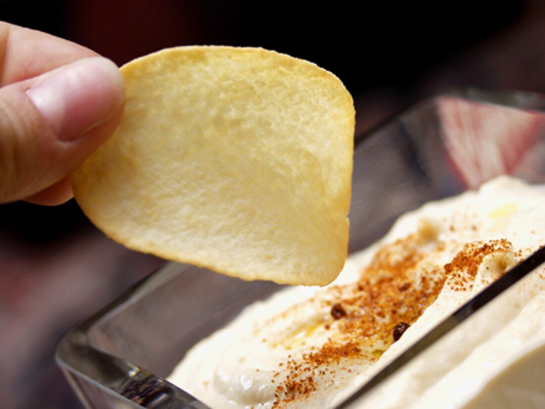 Chip in Hummus dippen