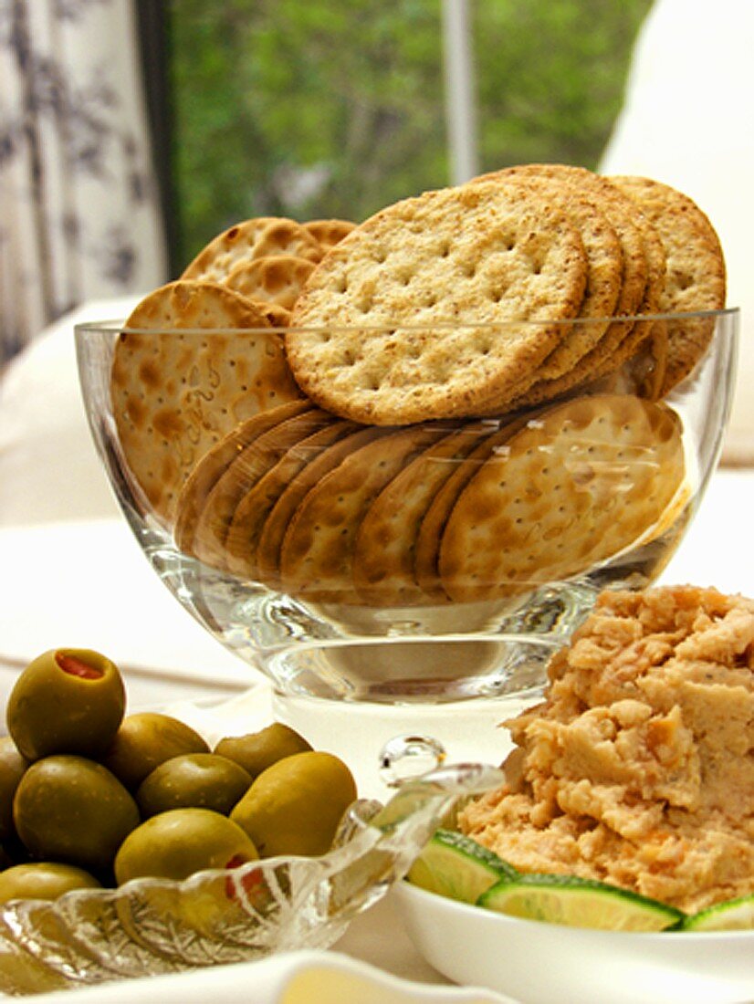 Dip mit Crackern und Oliven