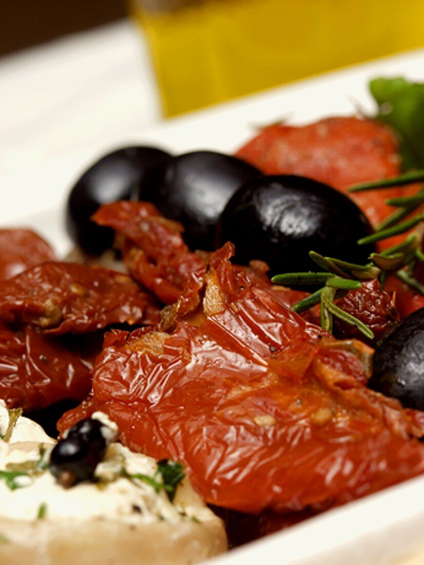 Marinierte getrocknete Tomaten mit Oliven