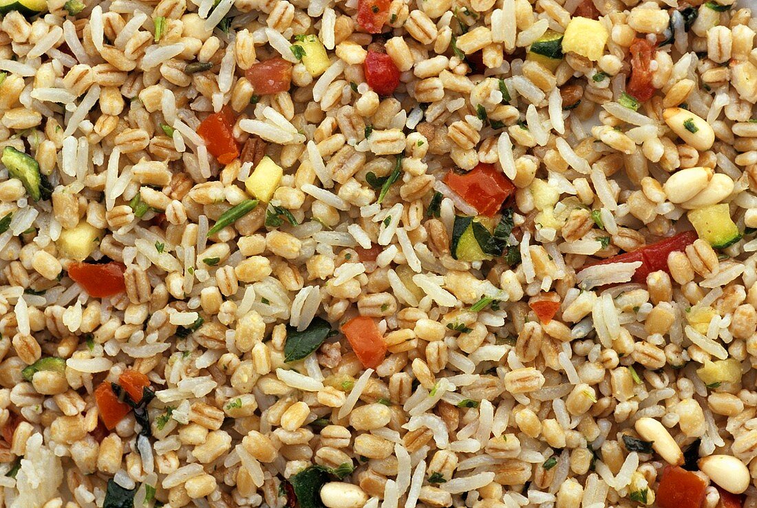 Getreide-Reis-Salat mit Tomaten und Zucchini, bildfüllend