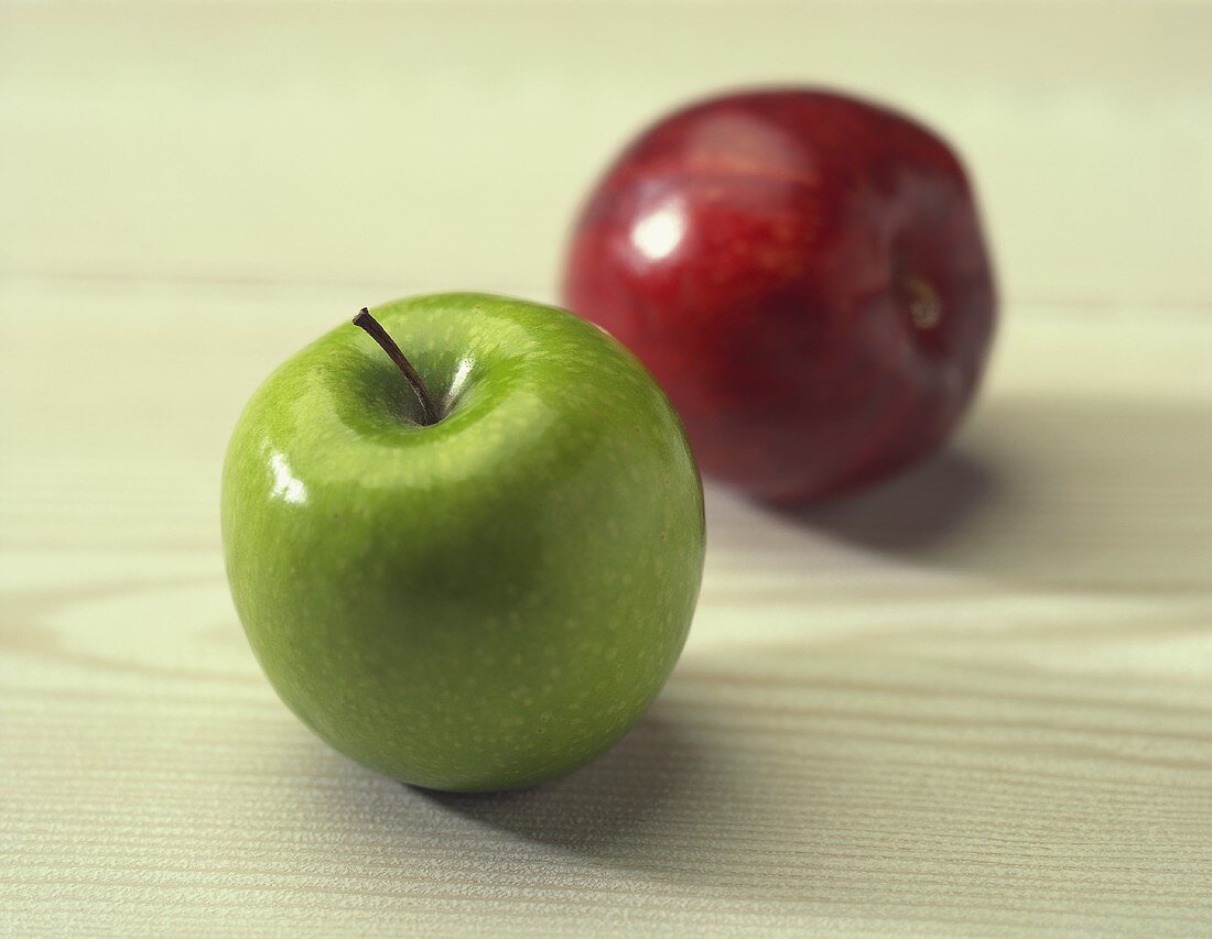 Ein roter und ein grüner Apfel