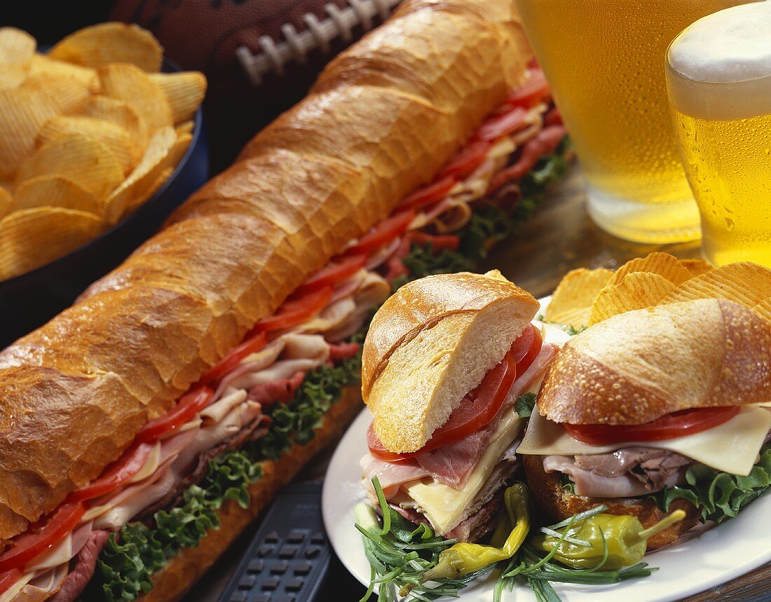 Sub-Sandwich und Sandwiches mit Chips und Bier
